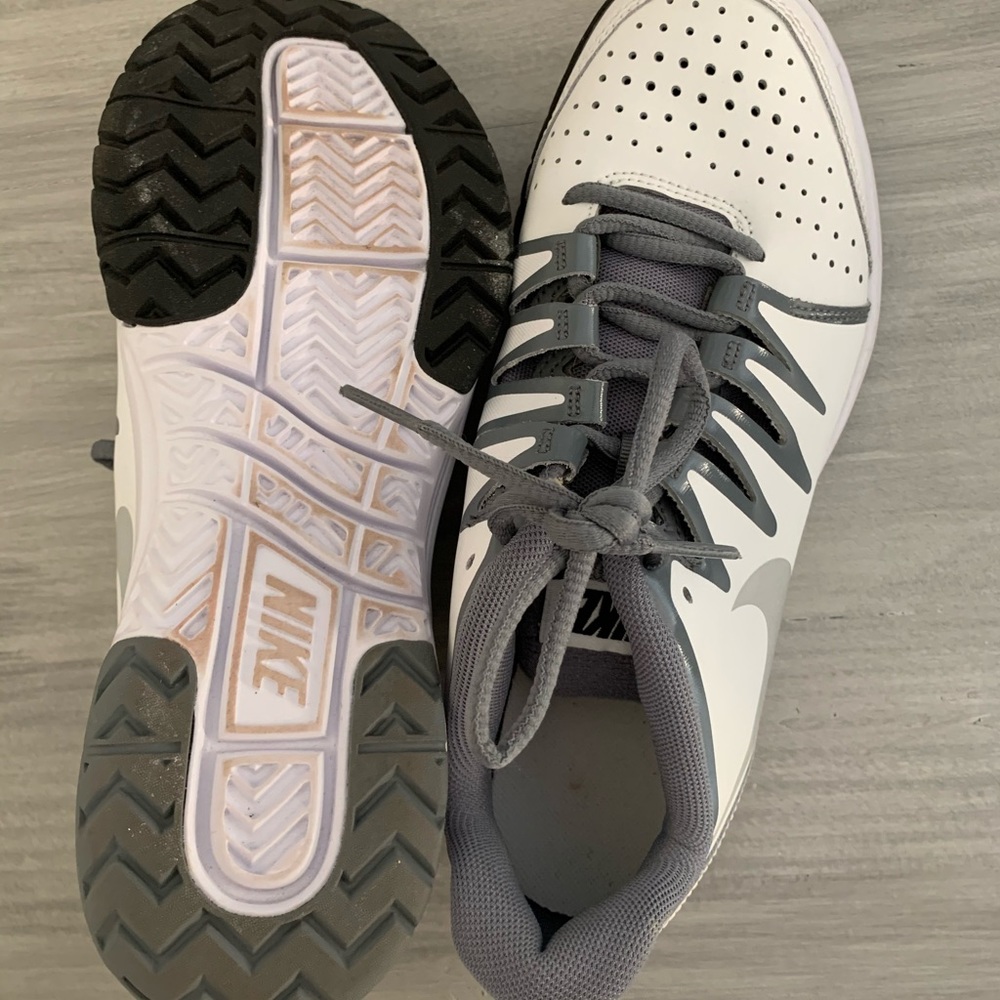 Women’s Nike tennis shoe size 8.5